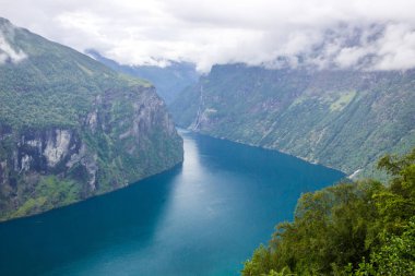 Norveç'te Geirangerfjord üzerinde Flydalsjuvet bakış açısı