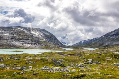 Norveç'te dağ yolu üzerinde bulutlar