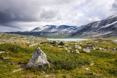 Norveç'te dağ yolu üzerinde bulutlar