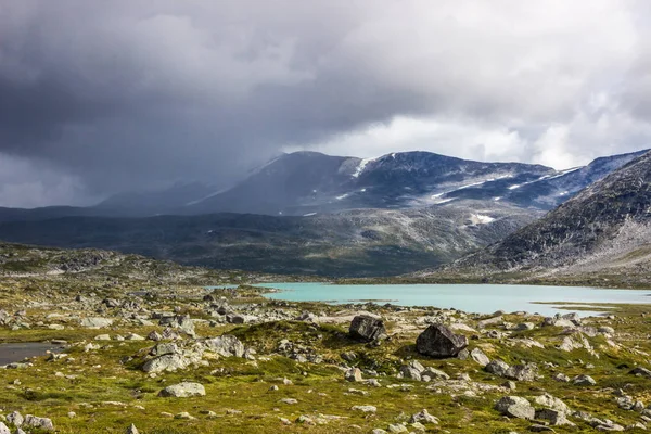 Norveç'te dağ yolu üzerinde bulutlar