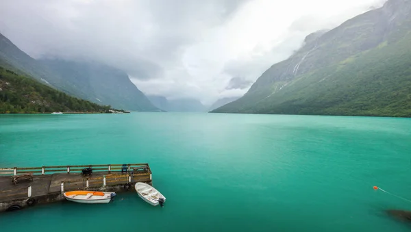 Norveç Lovatnet Dağ Gölü Üzerinde Yağmur Bulutları — Stok fotoğraf