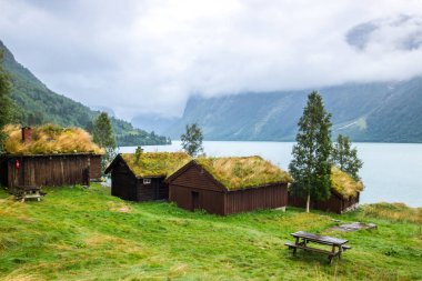 Norveç'te Lovatnet gölü üzerinde eski çiftlik