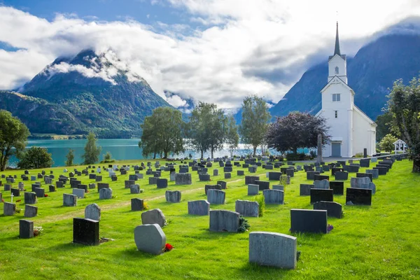 Хмари Над Кладовищем Церквою Фьорд Норвегії — стокове фото