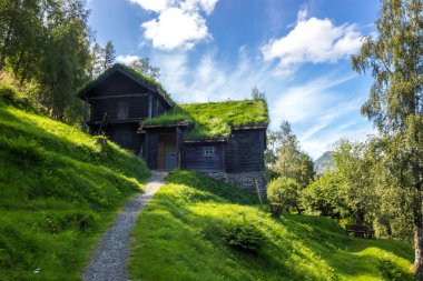 Norveç'te dağlarda eski ahşap ev