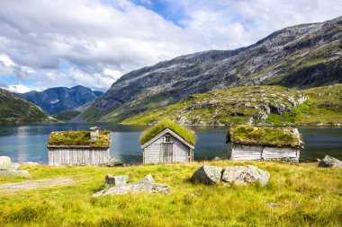 Norveç 'teki Gaularfjellet dağ yolunun yanındaki kulübelerde.