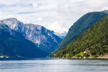 Norveç 'te Sognefjord üzerinde bulutlar