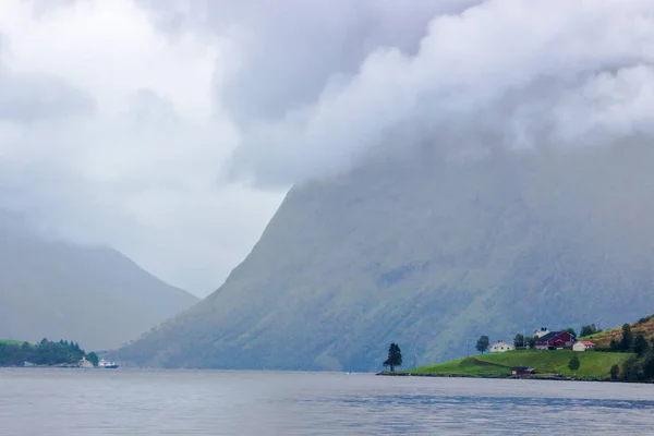 Norveç Teki Fiyort Üzerinde Bulutlar — Stok fotoğraf