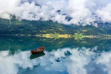 Norveç 'teki Oppstrynsvatnet Gölü üzerinde bulutlar