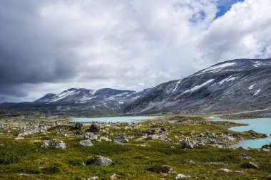 Norveç dağlarındaki Gamle Strynefjellet yolunda ağır bulutlar