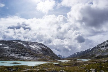Norveç dağlarındaki Gamle Strynefjellet yolunda ağır bulutlar