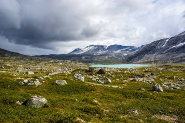 Norveç dağlarındaki Gamle Strynefjellet yolunda ağır bulutlar