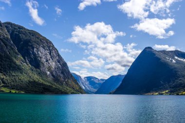 Norveç dağlarındaki gölün üzerinde bulutlar