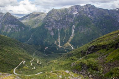 Norveç 'teki Gaularfjelet Yolu boyunca nehir ve dağlar