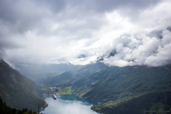 Wolken Boven Fjord Bergen Van Noorwegen — Stockfoto