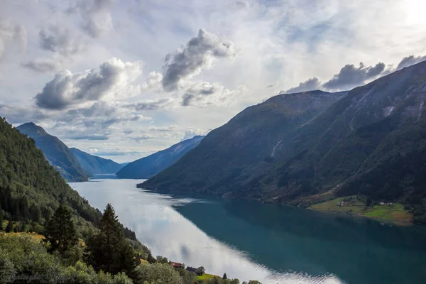 Norveç Dağlarındaki Fiyort Üzerinde Bulutlar — Stok fotoğraf