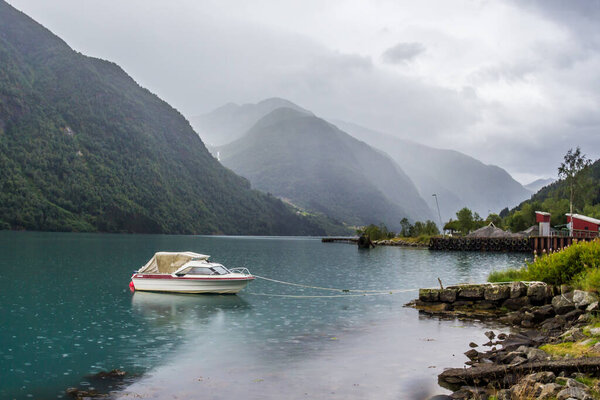 тяжелые облака над фьордом в Норвегии
