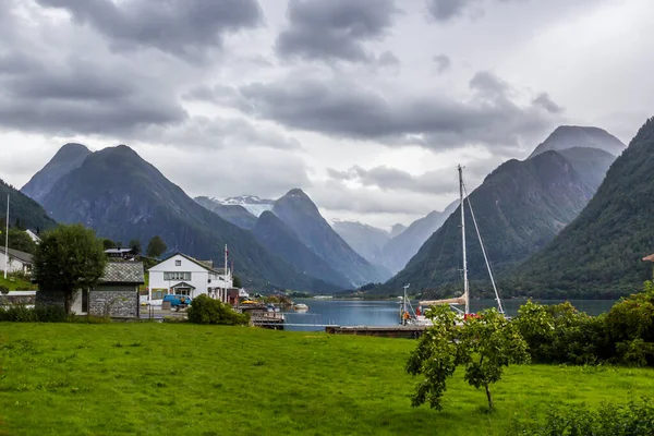 Norveç Teki Fiyort Üzerinde Ağır Bulutlar — Stok fotoğraf