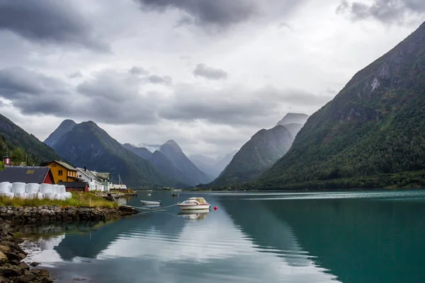 Norveç Teki Fiyort Üzerinde Ağır Bulutlar — Stok fotoğraf