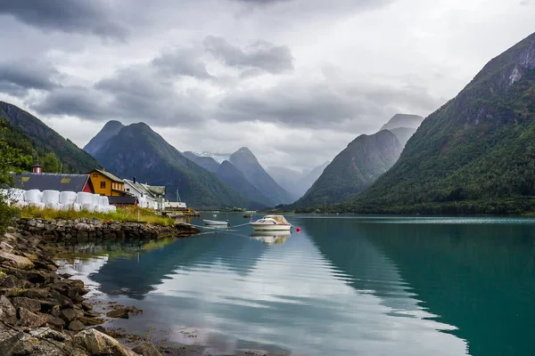 Norveç Teki Fiyort Üzerinde Ağır Bulutlar — Stok fotoğraf