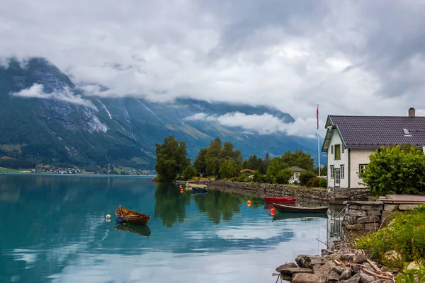 Tunga Moln Över Oppstrynsvatnet Sjö Hjelle Norge — Stockfoto