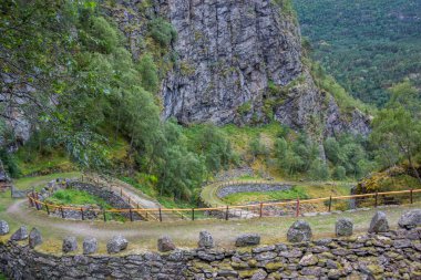 Borgund, Norveç 'teki kiliseye giden Vindhellavegen eski yolu