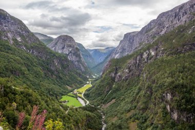 Norveç 'teki Stalheim Geçidi üzerinde kara bulutlar