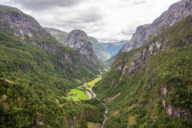 Norveç 'teki Stalheim Geçidi üzerinde kara bulutlar