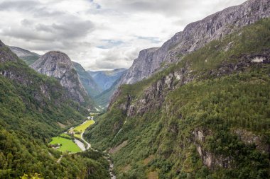 Norveç 'teki Stalheim Geçidi üzerinde kara bulutlar