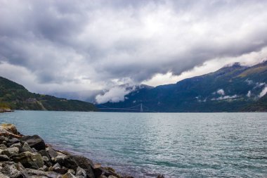 Norveç dağlarında Eidfjord üzerinde bulutlar