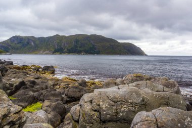 Norveç 'teki Kannesteinen kayaları üzerindeki yağmur bulutları