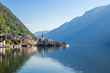 Avusturya Alplerindeki Hallstatt köyünde, Halstatter Gölü üzerinde gün doğumu