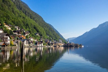 Avusturya Alplerindeki Hallstatt köyünde, Halstatter Gölü üzerinde gün doğumu