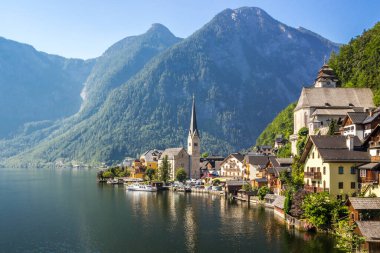 Avusturya Hallstatt Gölü 'nde sabah.