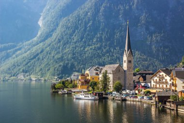 Avusturya Hallstatt Gölü 'nde sabah.