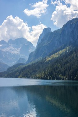 Avustralya Alplerinde güneşli bir günde güzel bir dağ gölü.