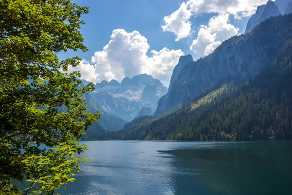 Słoneczny Dzień Nad Jeziorem Voredere Gosausee Austriackich Alpach — Zdjęcie stockowe