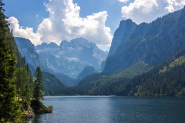 Avusturya Alplerindeki Vorderer Gosausee gölünde güneşli bir gün.