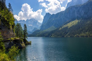 Avusturya Alplerindeki Vorderer Gosausee gölünde güneşli bir gün.