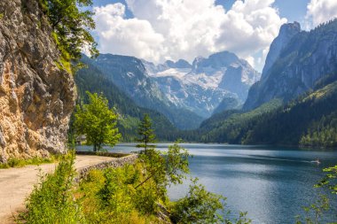 Avusturya 'daki Vorderer Gosausee gölünde güneşli bir gün.