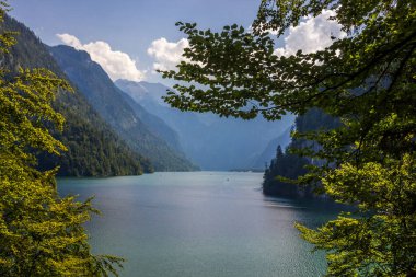 Almanya 'nın Bavyera Alplerinde Koenigssee Gölü' nde güneşli bir gün