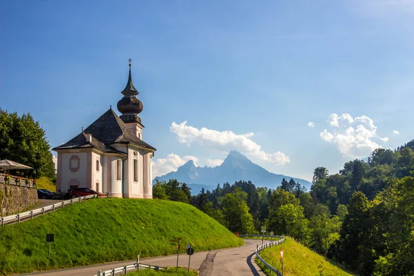 Kirche Berchtesgaden Den Bayerischen Alpen Einem Sonnigen Tag — Stockfoto