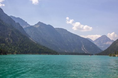 Avusturya Alplerindeki Turkuaz Göl Plansee 'de güneşli bir gün.