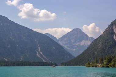 Avusturya Alplerindeki Turkuaz Göl Plansee 'de güneşli bir gün.