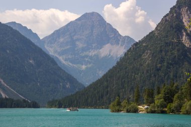 Avusturya Alplerindeki Turkuaz Göl Plansee 'de güneşli bir gün.