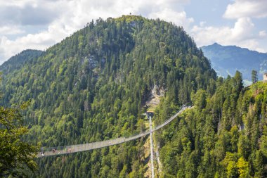 Avusturya Alplerinde güneşli bir günde Highlin 179 asma köprüsü