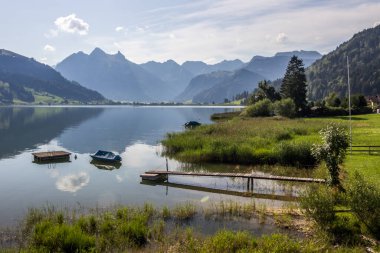 Güneşli bir günde İsviçre 'de Sihl gölündeki tekneler