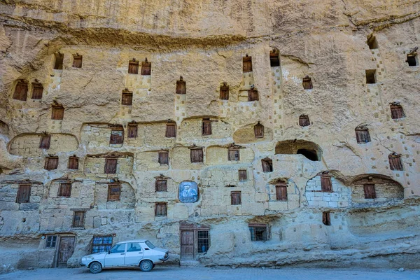 Eski bir gelenek, doğal serin taş oyma depoları alo