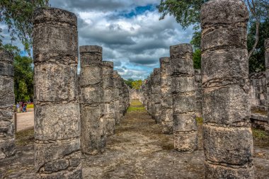 Bin Savaşçı Tapınağı'ndaki sütunlar, Chichen Itza, Yucatan District, Meksika