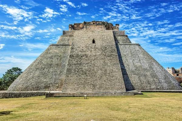 Пирамида волшебника ступенчатая пирамида, расположенная в Uxmal, Мексика — стоковое фото