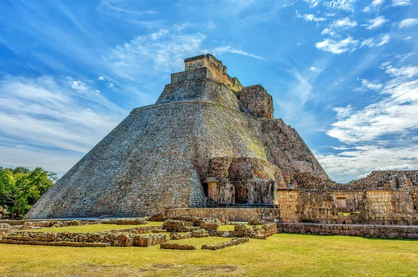Sihirbazpiri Piramidi Uxmal, Meksika'da bulunan bir adım piramit